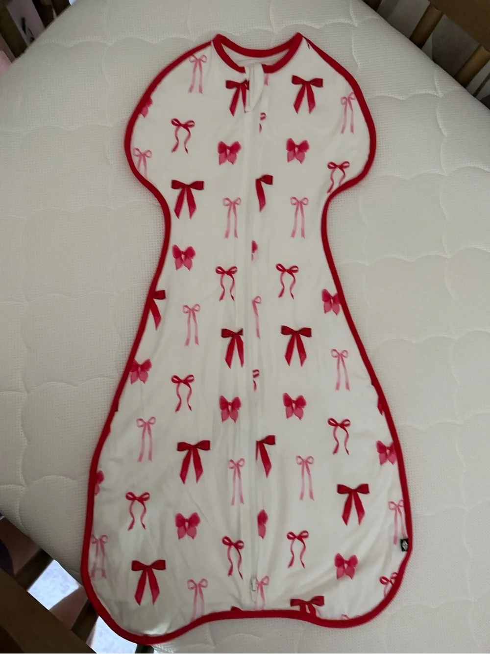 Kyte Baby White and Red Bow-Print Baby Swaddle Bag Sleep Sack 0.5 tog Small